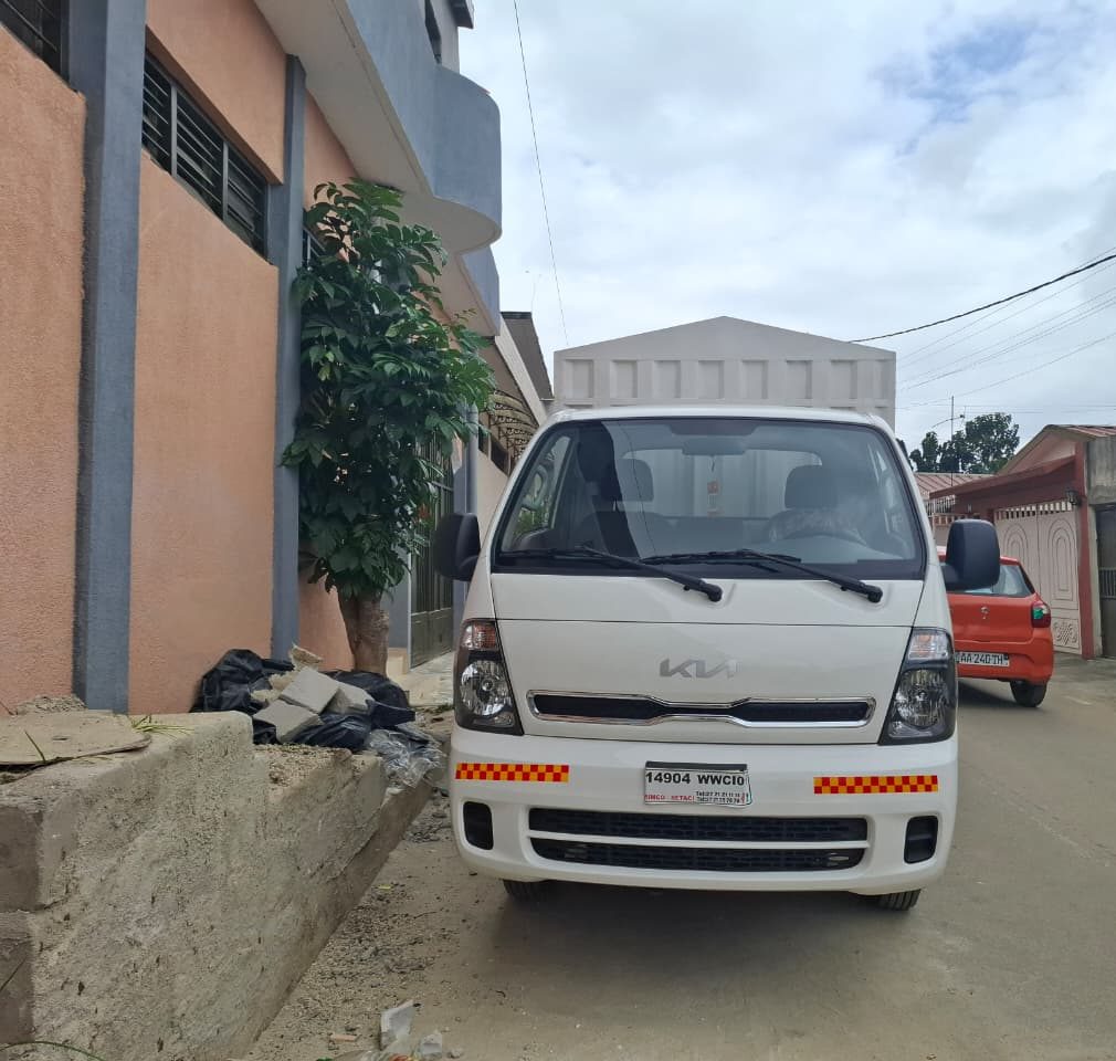 Camion KIA de KGN Services, vue de face